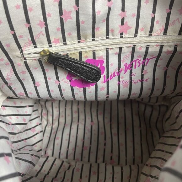 Love Betsy by Betsey Johnson gray quilted bucket style backpack drawstring top